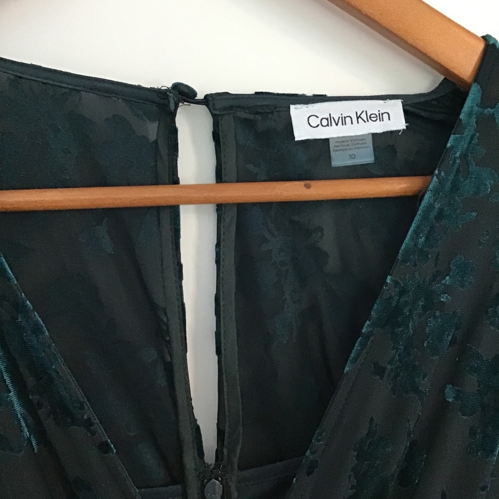 Calvin Klein. 3/4 sleeves. Black & green velvet floral. V-neck. High-low hem. - Picture 3 of 9